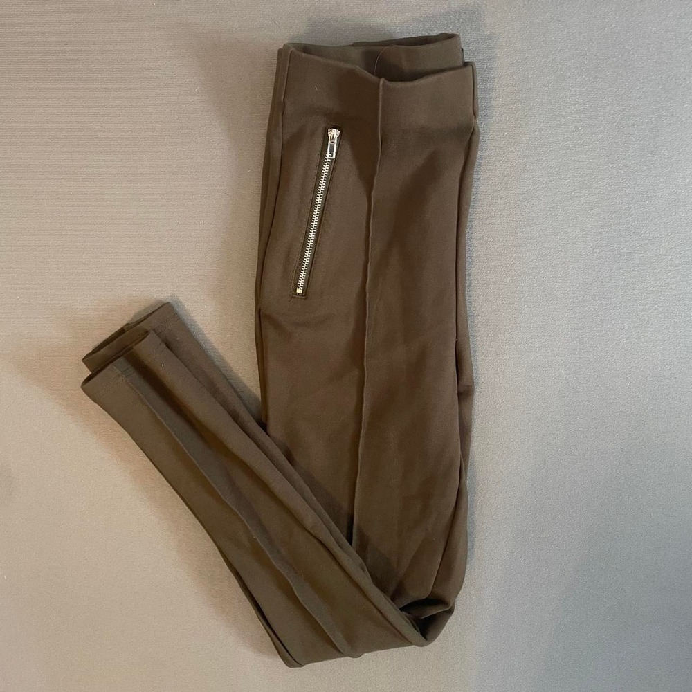 Forever 21 olive green stretchy trousers with zipper pockets and pleating in a S